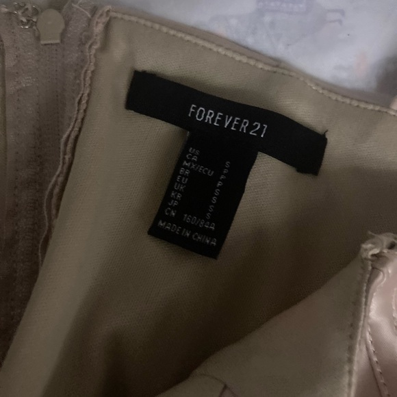 Tan/cream color crop tank top. Size Medium (M). - Picture 3 of 3